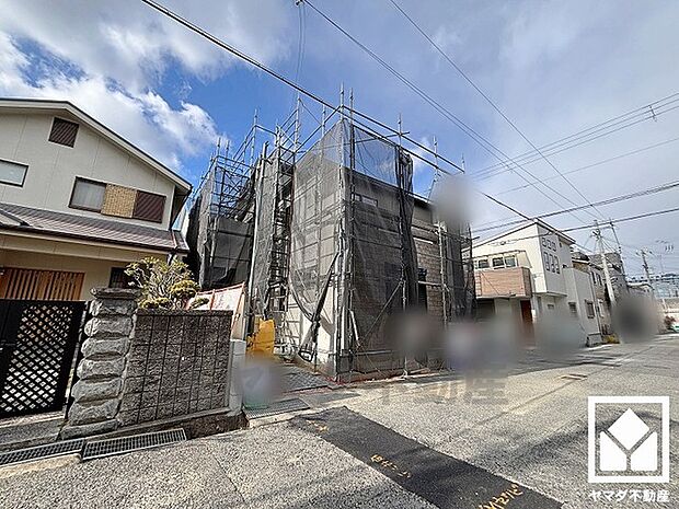 約12帖の2階洋室は、間仕切り壁を施工して将来の家族構成の変化に対応可能な2WAYの扉が設置されています。間仕切り壁は有償となります。