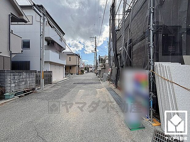 約12帖の2階洋室には室内物干しも設置されており、天候に関係なくお洗濯物を干していただけます。花粉・黄砂の多い日も安心です。