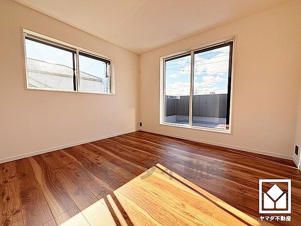 バルコニーにつながるお部屋で、通風・陽当たり良好。