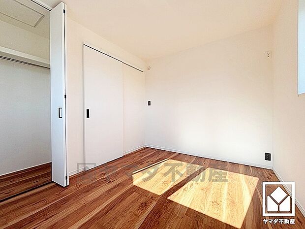 約5.6帖の3階納戸です。たっぷり収納できる納戸付きだから、家の中をもっとスッキリ。季節の荷物や趣味の道具もしっかり収納。