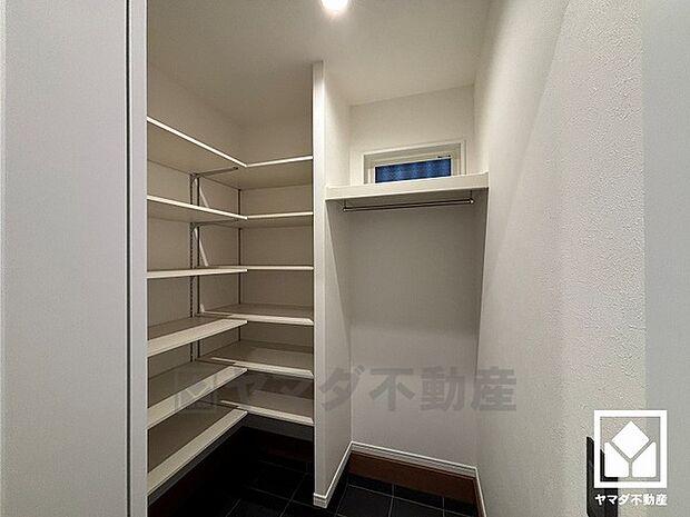 玄関にはシューズインクロークを完備。ベビーカーやアウトドア用品まですっきり収まり、いつでも整った空間に。