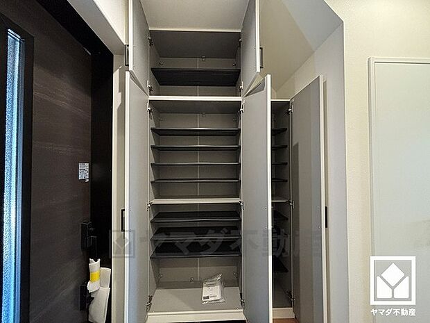 玄関にはシューズボックスも完備しています。家族の靴もしっかり収納できるので、玄関がいつも片付き、気持ちよくお客様を迎えられます。お出かけの前のチェックにも便利な鏡付きです。