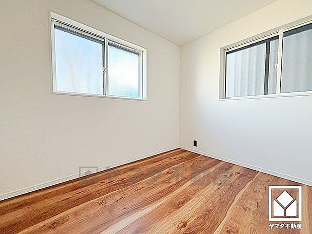 約5.6帖の1階納戸です。全居室2面採光。明るい陽光がたっぷり差し込む心地よい生活空間です。