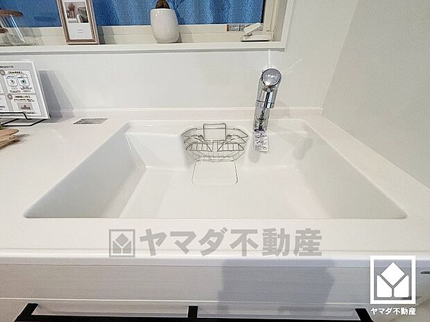 清潔感あふれるシンクで、毎日を気持ちよくスタート。浄水器内蔵のハンドシャワー水栓水栓なので洗い物がしやすく、いつでも安心・安全な水をお使いいただけます。