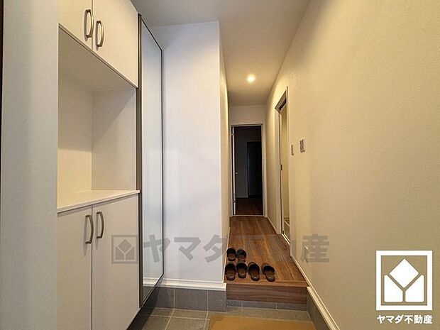 シューズボックスはお出かけの前のチェックにも便利な鏡付きです。