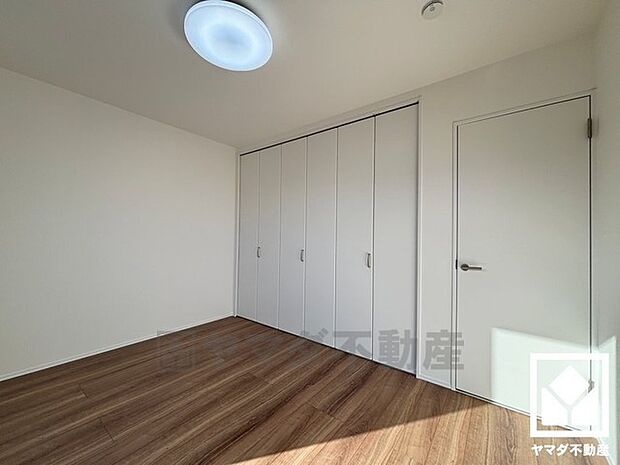 約6帖の3階南側洋室です。独立した居室なのでプライベートな時間をゆったり過ごせそうです。