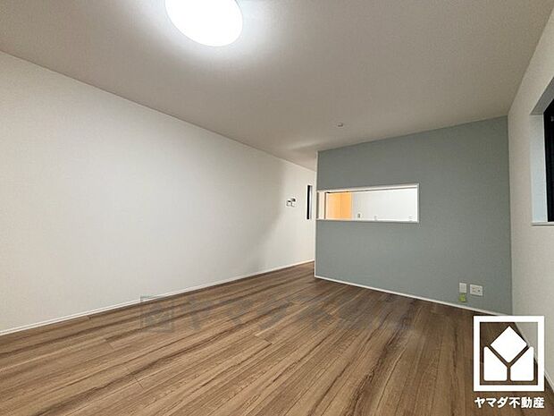 広々15帖のLDKが魅力。家族全員がリラックスできる、ゆったりとした快適リビングで温かい団らんの時間を。