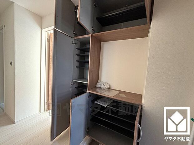 玄関にはシューズボックスを完備。家族の靴もしっかり収納できるので、玄関がいつも片付き、気持ちよくお客様を迎えられます。お出かけの前のチェックにも便利な鏡付きです。