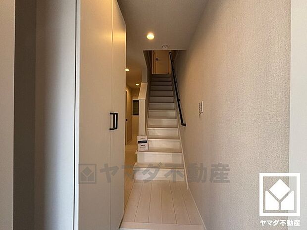 シンプルで洗練された玄関スペース。帰るたびにホッとできる、心地よい住まいの入り口。