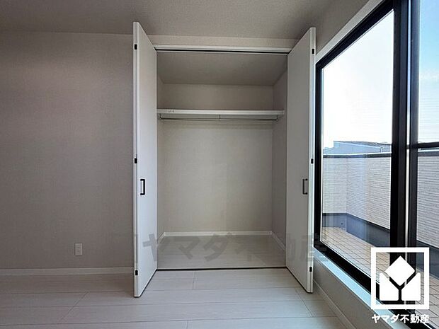 新たに家具を買わなくても良いので、ハンガーパイプ付きのクローゼットは嬉しいですね。