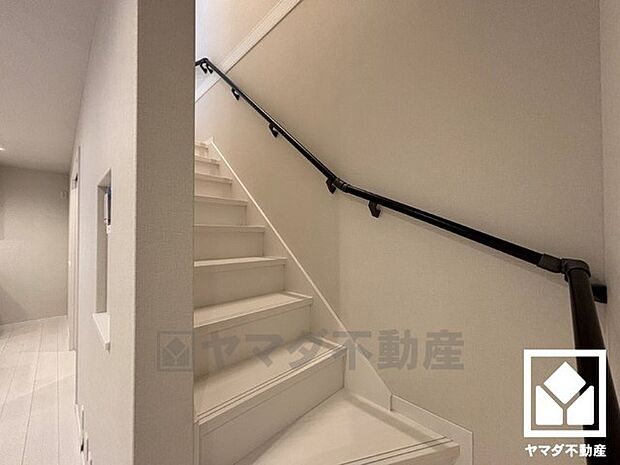 手すり付きの階段。バリアフリーにも配慮された、家族みんなが過ごしやすい住宅です。