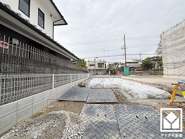 南側には県道338号線が通っています。車で下道5分の距離に名神高速道路・尼崎インターチェンジがあり、車での移動もしやすい立地です。