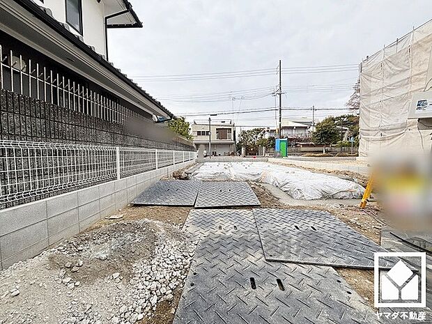 3面鏡の洗面化粧台がございます。ワイドなカウンターで、忙しい朝でも身支度がしやすく時短になります。