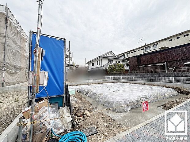 徒歩1分の距離にはたいへん緑豊かな回遊式日本庭園風の「近松公園」がございます。春先からスイセンや梅林・桜、夏のアヤメや秋の紅葉など、一年を通して四季折々の自然が感じられる住環境です。