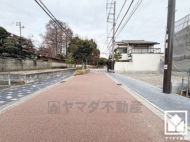 キッチンはフラットタイプのカウンターキッチンなので配膳や片付けがしやすく、お料理中でもお子様の様子が分かって安心です。
