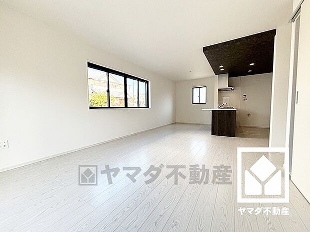 広々19.2帖のLDKが魅力。家族全員がリラックスできる、ゆったりとした快適リビングで温かい団らんの時間を。キッチンは天井デザインで空間を区切り、メリハリを演出します。