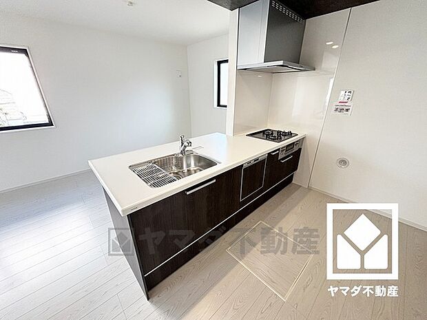 キッチンには床下収納がございます。災害時の非常食や食料品のストックなども保存できます。