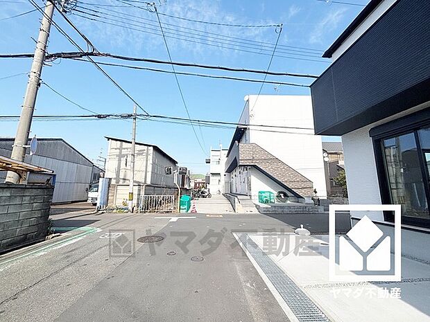 前面道路幅員約6.13mとゆったりとした広さがあるのでファミリーカー等の車の出入れも楽にできます。