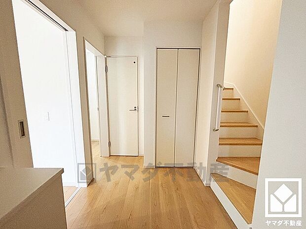 シンプルで洗練された玄関スペース。帰るたびにホッとできる、心地よい住まいの入り口。