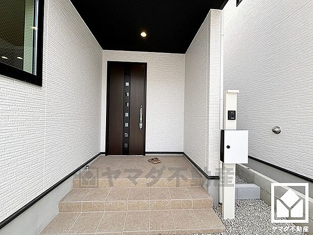 ドアの窓から光が差し込み、外出時にも帰宅時にも、明るい気持ちになれる玄関です。