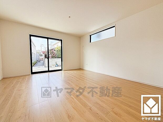 自然光を取り込む、開放感あふれる暮らし。隅々まで光が降り注ぎ、明るく心地の良い空間。玄関側のリビングの窓はシャッター雨戸付きでセキュリティにも配慮されています。