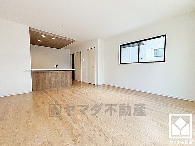 広々16帖のLDKが魅力。家族全員がリラックスできる、ゆったりとした快適リビングで温かい団らんの時間を。キッチンは天井デザインで空間を区切り、メリハリを演出します。