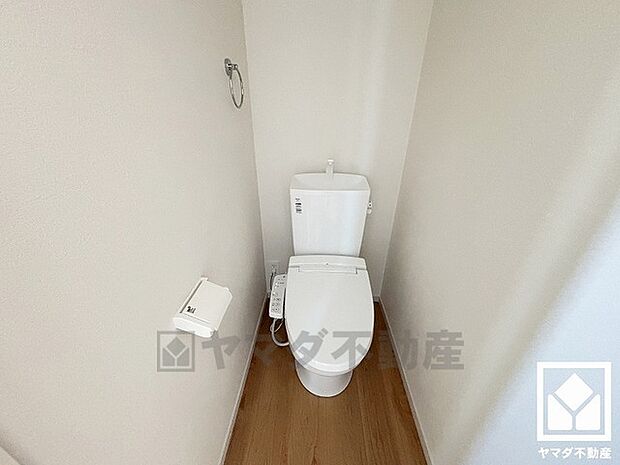 明るく清潔感溢れる2階トイレです。タオル掛けやペーパーホルダーが設置されています。