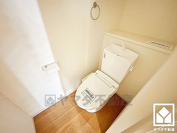 1階トイレの背面には、トイレットペーパーのストックや消耗品置き場、小物置きなどとしてもお使いいただけるカウンターがございます。