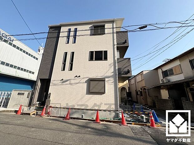 プライバシー・採光に配慮された2階リビングの住宅です。