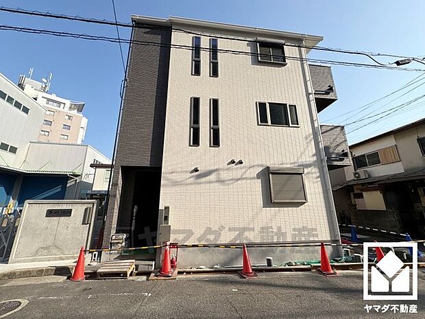 南向きバルコニーで陽当たり、風通し良好。2階と3階にバルコニーがございますので、お洗濯物をたっぷりと干す事ができます。