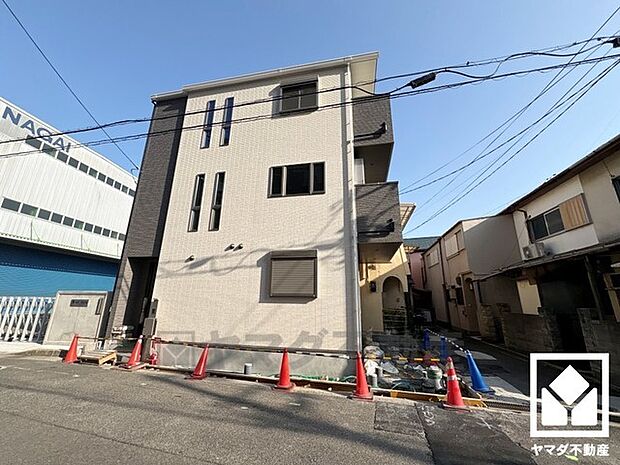 ゆったりと走り回れる広さのある「常光寺子ども広場」や、複合遊具などが設置された「常光寺北公園」など、徒歩5分圏内に公園が複数あり、子育て世帯の方にもお勧めです。