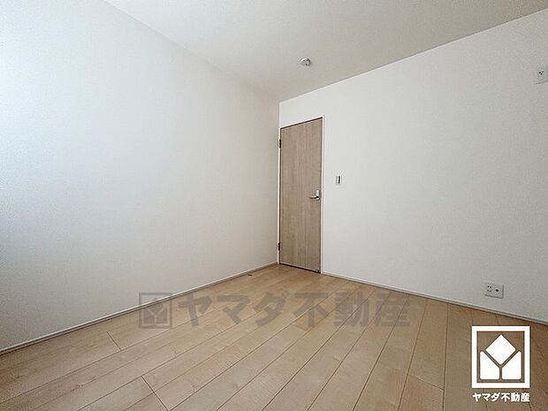 たっぷり収納できる約8.69平米のストレージルーム付きだから、家の中をもっとスッキリ。季節の荷物や趣味の道具もしっかり収納。収納付きの洋室としてもお使いいただけます。