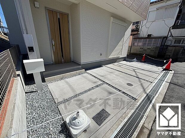 駐車スペース確保。玄関のそばで荷物の上げ下ろしができるので便利です。