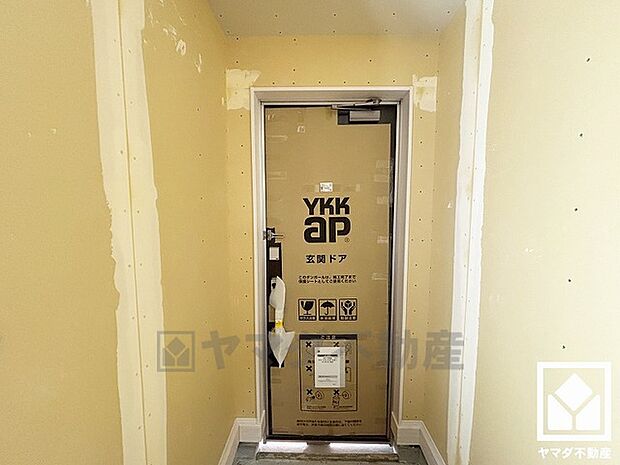 明るい玄関で、毎日を爽やかにスタート。清潔感あふれる空間が、訪れる人々を温かく迎えます。