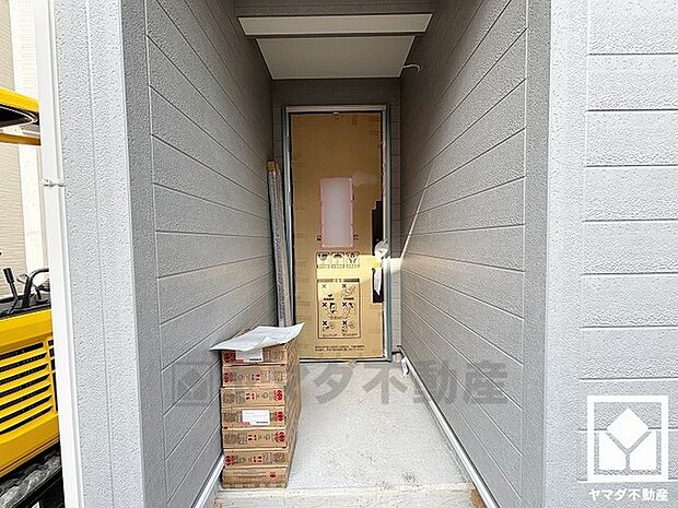 雨の日に便利な奥まった玄関アプローチ。道路からの視界も遮るため出入りの際の視線が気にならず、高いプライバシー性も確保できます。