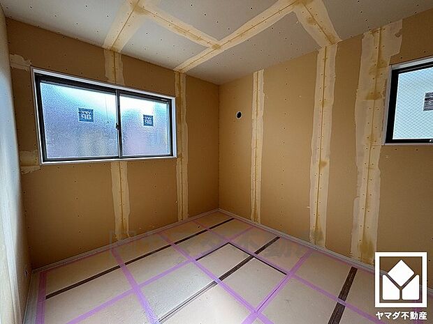 2面採光の大きな窓からは明るい光が降り注ぎます。柔らかな光が差し込むお部屋で、快適で落ち着いた生活をお送りいただけます。