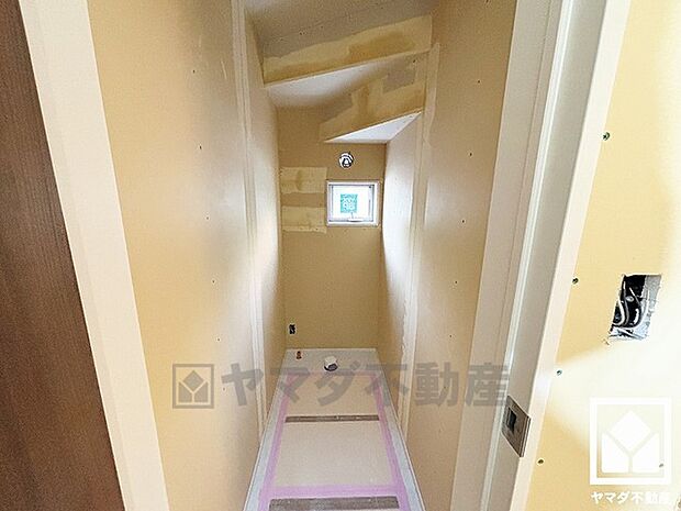 明るく清潔感溢れるトイレです。温水洗浄便座付きで、季節を問わずいつでも温かい便座をお使いいただけます。