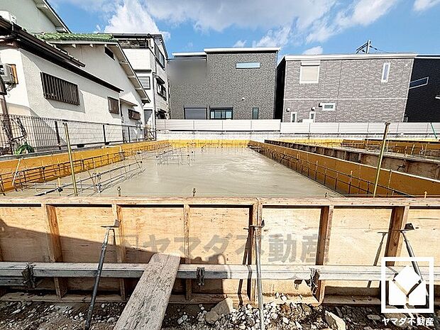 西側に緑豊かな武庫川が流れています。川沿いには遊歩道やサイクリングコース、コスモス園なども整備されています。四季折々の自然を感じながらお散歩や、ジョギング・サイクリングなどの運動も楽しめる住環境です。