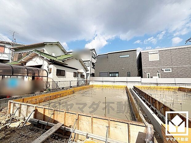 川沿いにはゆったりとした広場もございます。すべり台やブランコなどの設置された公園も徒歩圏内に複数あり、子育て世帯の方にもお勧めです。