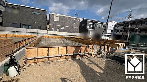 収納力豊富なウォークインクローゼットが各階にございます。お洋服はもちろん、スーツケースなどの大物もしっかり収納できます。1階ホールにも大容量の収納スペースがあり、住空間を広々お使いいただけます。