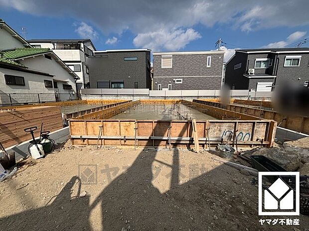 西側に緑豊かな武庫川が流れています。川沿いには遊歩道やサイクリングコース、コスモス園なども整備されています。四季折々の自然を感じながらお散歩や、ジョギング・サイクリングなどの運動も楽しめる住環境です。