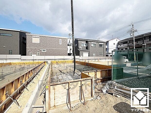 トイレが1階と2階にあるので、朝の忙しい時間にも混雑せず快適です。温水洗浄便座付きで、季節を問わずいつでも温かい便座をお使いいただけます。