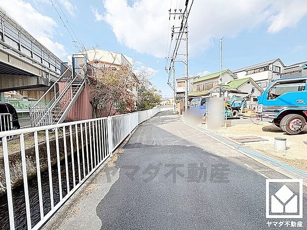 駐車スペースを縦列2台分確保。重い荷物や雨の日の移動もスムーズで、快適なカーライフを実現。来客時にも便利です。ご成約でヤマダポイントプレゼント中です。お問合せお待ちしております。