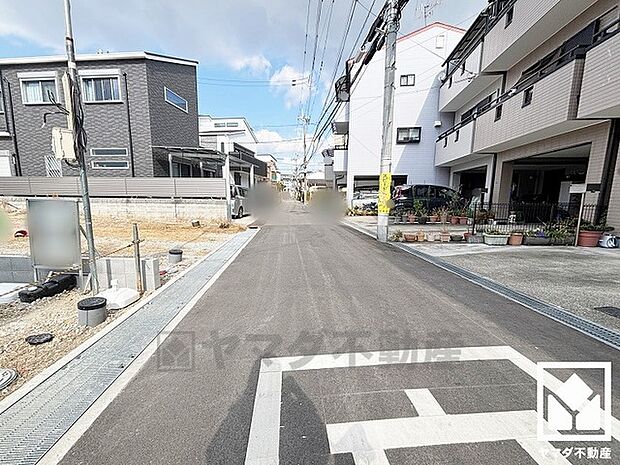 駐車スペースを並列2台分確保。重い荷物や雨の日の移動もスムーズで、快適なカーライフを実現。来客時にも便利です。ご成約でヤマダポイントプレゼント中です。お問合せお待ちしております。