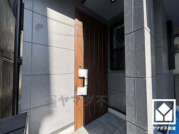 シンプルで洗練された玄関デザイン。帰るたびにホッとできる、心地よい住まいの入り口。防犯性に優れたダブルロックドアです。