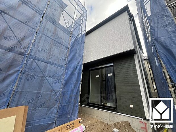 リビングには書斎スペースもございます。カフェカウンター付きで、ゆったりおうち時間を楽しむスペースとしては勿論、テレワークスペースやお子様のスタディスペースなどとしてもお使いいただけます。