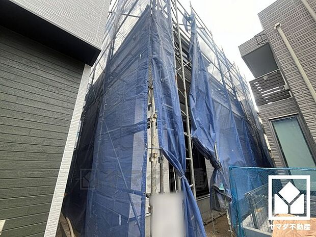 国道43号線（第二阪神道路）や阪神高速道路・名神高速道路と繋がる西宮インターチェンジまで車で5分圏内。神戸方面や大阪市街地・京都方面へも出やすく、車での移動にも便利な立地です。