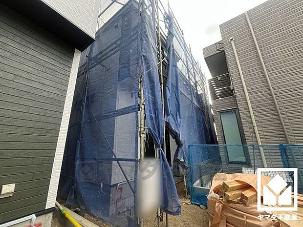 玄関側の窓はシャッター雨戸付きでセキュリティやプライバシーにも配慮されています。台風などによる飛来物からの保護、また防音・断熱効果もあり居住性を高めます。