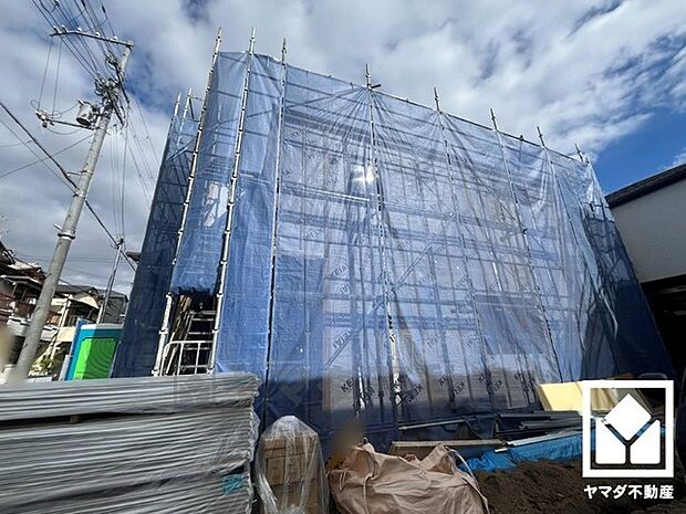 浴室暖房乾燥機付き。真冬の寒い浴室を暖かく、また雨の日の洗濯物の乾燥にと多用途に活躍する機能です。