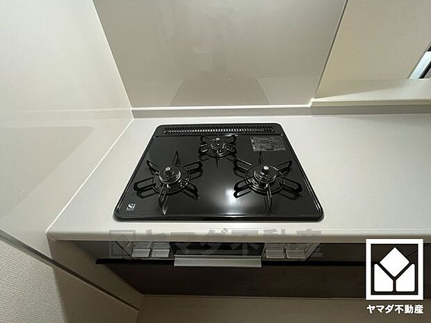 家族のごはん作りがはかどる。同時調理ができる3口コンロ付き。